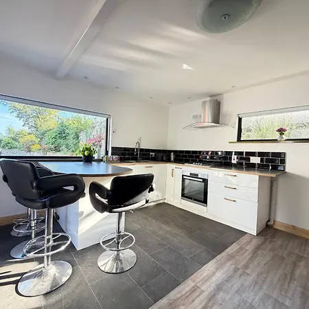 Sea Breeze 5 Minutes Walk From A Beautiful Casa vacanze Blackwater